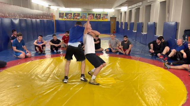 Броски наклоном — броски, выполняемые за счет отрыва противника от ковра. Шамиль Османов смотреть онлайн