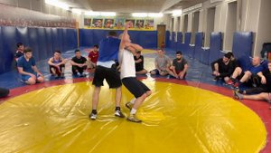 Броски наклоном — броски, выполняемые за счет отрыва противника от ковра. Шамиль Османов