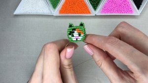 Котик Мурзик в костюме лягушки ? объемная фигурка из бисера параллельным плетением