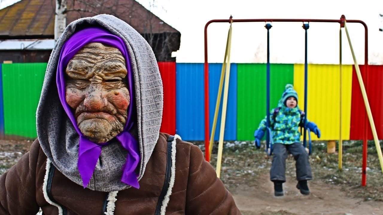 Кто эта странная БАБУЛЯ в нашем доме? Рома и Хелпик