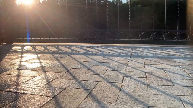 Белокаменный московский дворик от Мостовая ру +7 909 005-78-08 поставщик белого камня смотреть онлайн