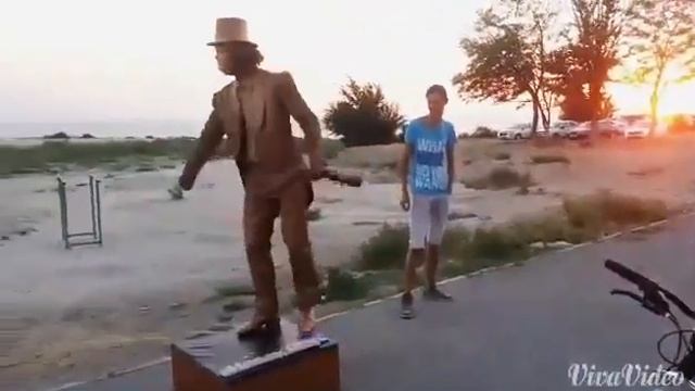 Живая статуя в Актау смотреть онлайн