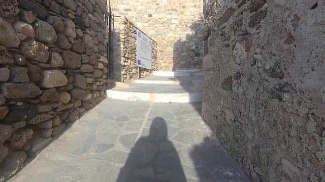 Entrance to the castle. Or exit - Вход в замок. Или выход смотреть онлайн