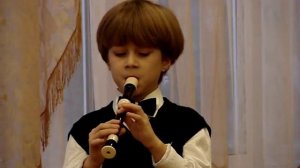 Мальчик играет на блок флейте "Маленький цветок"