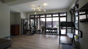 Дом в стиле Ллойда Райта с дизайнерской отделкой и мебелью в коттеджном поселке Графские пруды