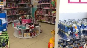 В магазин игрушек! Нужна защита для роликов .In the toy store! Need protection for rollers