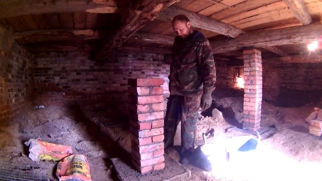 Кирпичные колонны в подвале старинного дома. смотреть онлайн