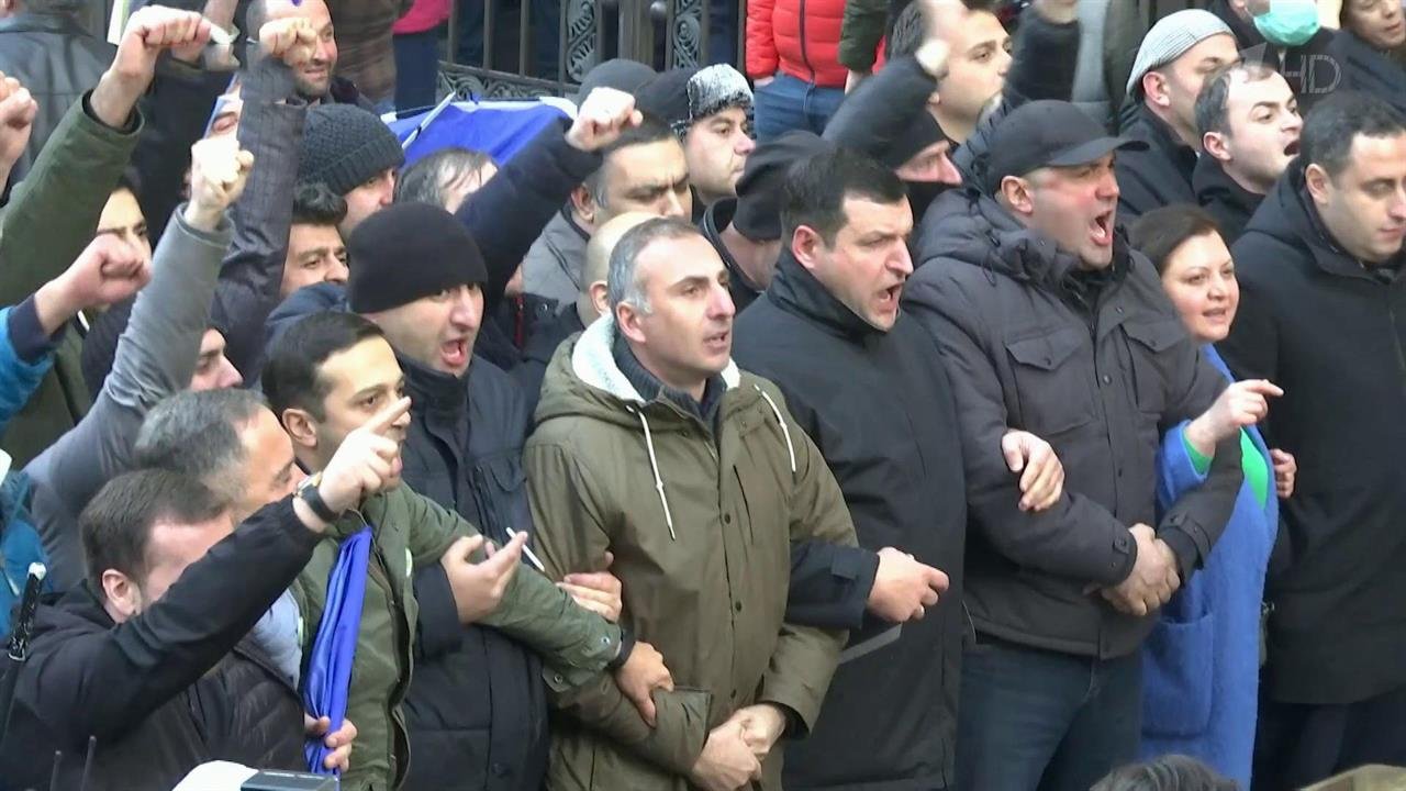 Грузинскому спецназу удалось освободить здание парламента от протестующих водометами