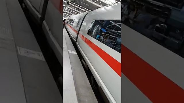German ICE Train at Brussels-Midi/Zuid Station, смотреть онлайн