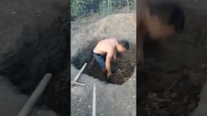 Саша копает яму под туалет/ не земля,а камень,как выкопать яму