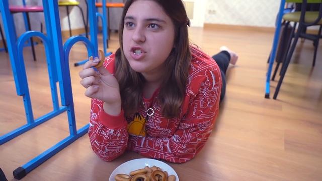 ДАША РАЗБИЛА УЧИТЕЛЮ НОВЕНЬКИЙ АЙФОН 12 Pro Max !!! смотреть онлайн