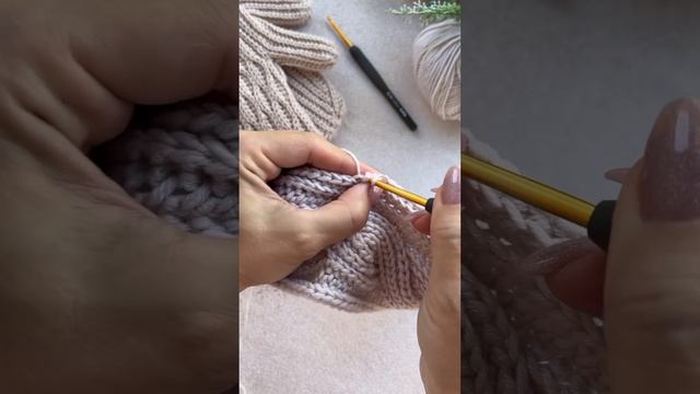 2 способа провязывания соединительного столбика с накидом. Больше показываю в телеграмм и на сайте смотреть онлайн