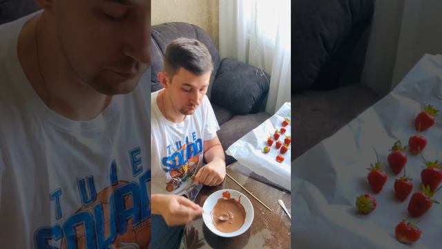 КЛУБНИКА В ШОКОЛАДЕ ДОМА. СЕРЕГА ГОТОВИТ #клубника #еда #клубникавшоколаде