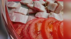 Пицца с грудинкой, помидорами и базиликом