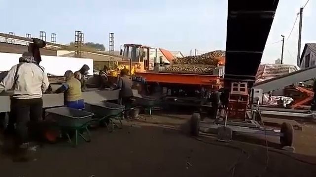 Ленточный конвейер в производственной линии