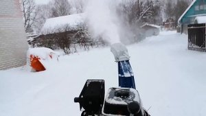 Самодельный минитрактор с шнекороторным снегоуборщиком в работе.