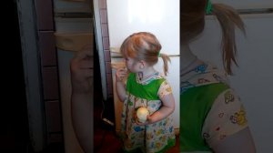 Ребёнок ест лук