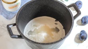 Карамелизированные сливы в густом сиропе