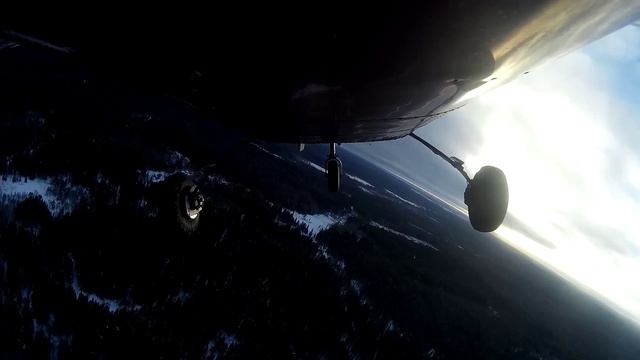 Проба точки съемки снизу самолета Cessna-172 в полете