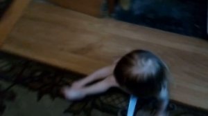 Ребёнок сидит на ковшике, прикол, ржака