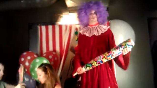 Клоуны аниматоры и клоуны ходулисты встречают гостей пришедших на цирковое шоу клоунов - 5 смотреть онлайн