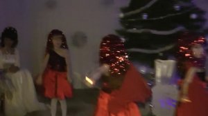 Танец искорок на новогоднем утреннике 2014 в средней группе.Муз. рук. Максюта Г. В.