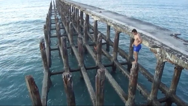 Красиво прыгнул в воду с разрушенного моста смотреть онлайн