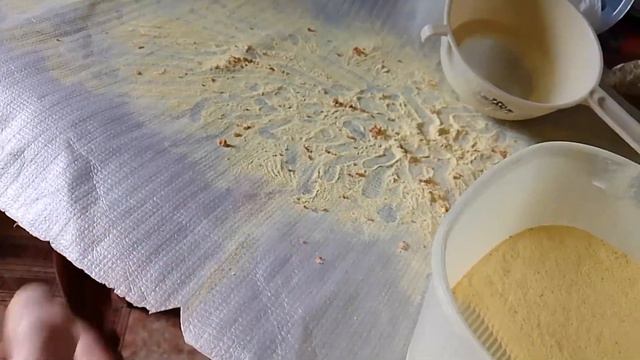 Сосновая пыльца - весь процесс, от сбора до смешивания.