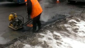 В Смоленске началась закатка в лужи битумной смеси