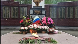 Вечный Огонь и скульптура «Солдат»