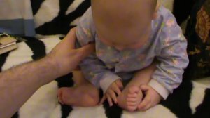 Малыш рассматривает свои ножки