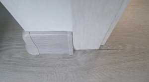 Как подрезать ламинат у дверной коробки