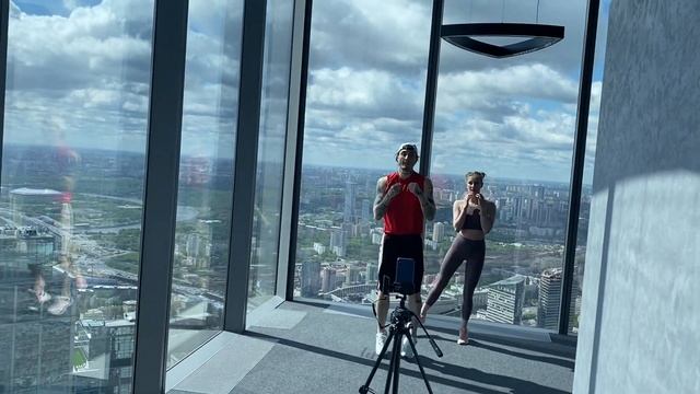 Разминка от тренера по боксу Ильи Цхадазде и Варвары Бочиной, тренера по пилатесу смотреть онлайн