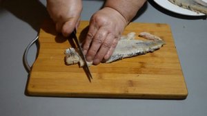 САЛАТ ИЗ СОЛЕНОЙ СЕЛЬДИ. ВКУСНАЯ ЗАПРАВКА.