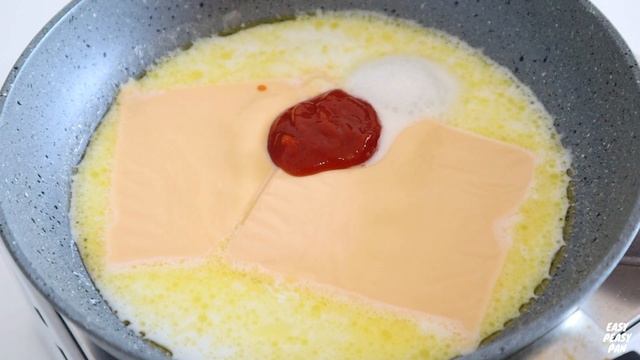 VIRAL TIKTOK CHEESY RAMEN | NEW WAY TO EAT RAMEN! смотреть онлайн