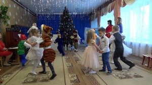 Танец "Новогодние игрушки" исполняют дети средней группы №9