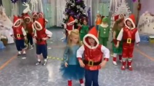 Танец в старшей группе  "Потолок ледяной, дверь скрипучая..."