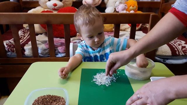 Тимурка делает Аппликацию Осенние поделки из крупы и цветной бумаги Как сделать Грибочек из крупы смотреть онлайн