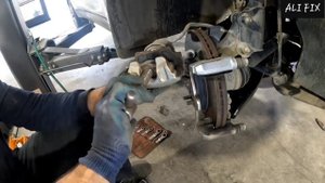 Замена тормозных колодок ... Киа Спортейдж ... kia sportage #подвеска #ходовая