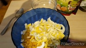 Салат одуванчик с кукурузой, яйцом и сыром.