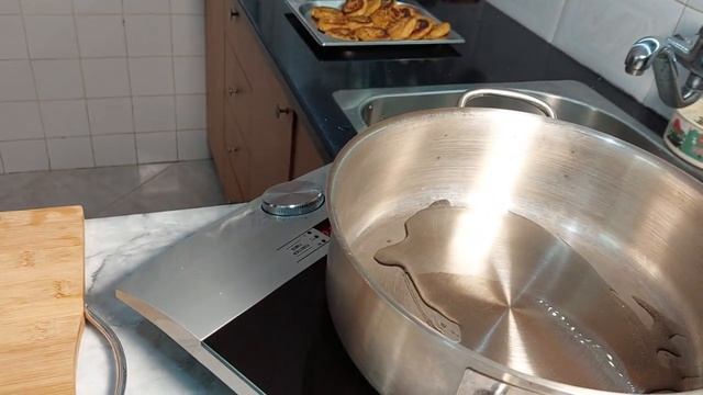 Куриные тефтели карамелизированые в луковом грибном соусе.