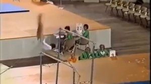 Советская гимнастка Ольга Корбут исполняет мёртвую петлю. Позже элемент запретили из-за опасности.