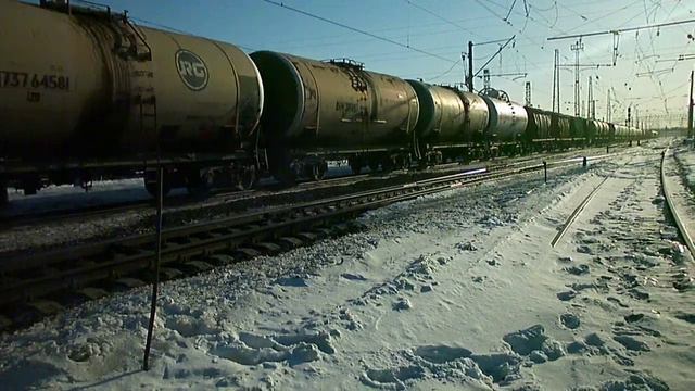 Тепловоз 2ТЭ25КМ-0121 с грузовым поездом смотреть онлайн