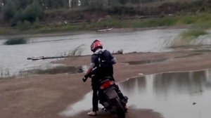 Скутер vs бездорожье : по лужам:)