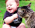 Самые милые малыши играют с собаками и кошками