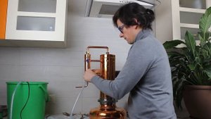 Получаем гидролат на медной алькитаре с колонной