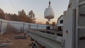 Утепление потолка дома опилками с помощью манипулятора