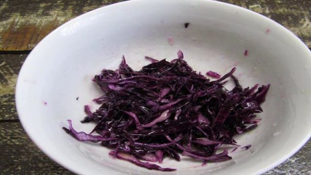 Салат из красной капусты с редиской и розмарином