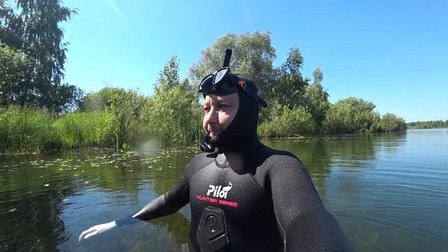 Подводные кадры в озере, в ясный день.находки.
