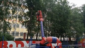 Аттракцион Бумеранг, парк им. Горького, Ижевск, Яромир с Дарьей.